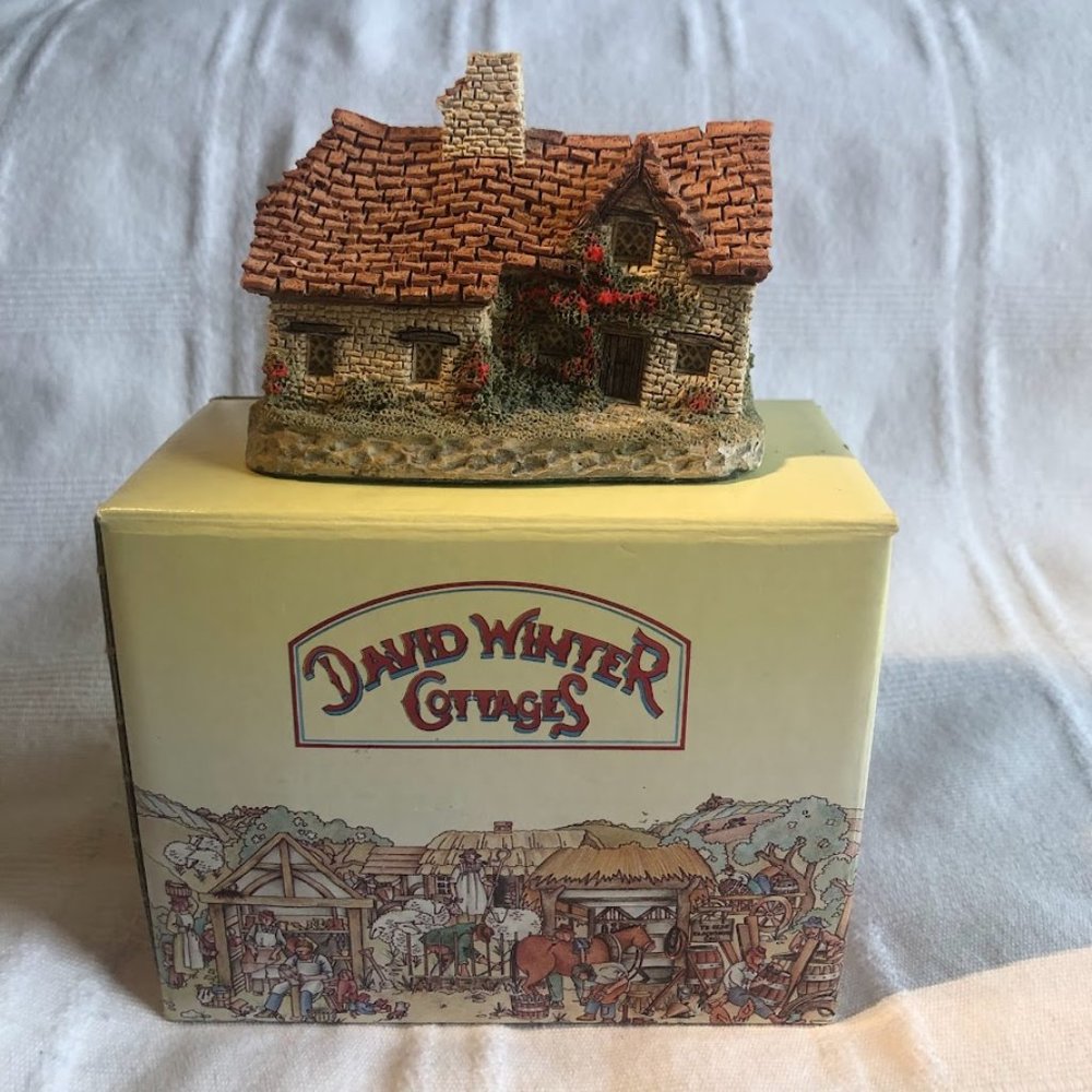 David Winter Sussex Cottage 1982 Handmade Hand Painted Great Britain With Box
